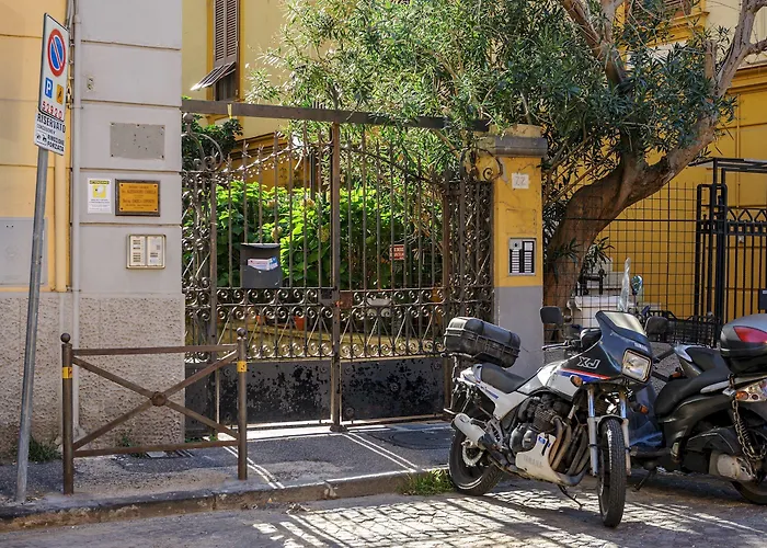 Via Aniello Falcone 72b *